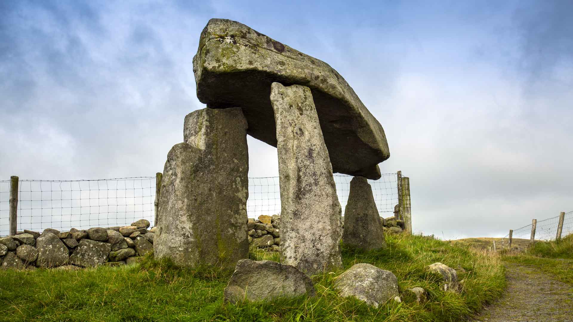 W Legananny Dolmen Portal Tomb Monumental Ireland