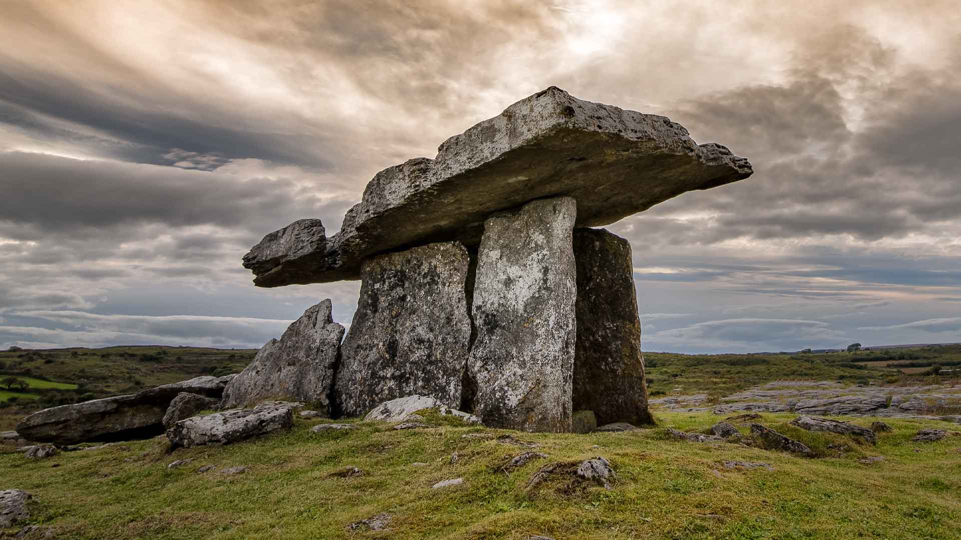 W Poulnabrone Dolmen Portal Tomb Monumental Ireland